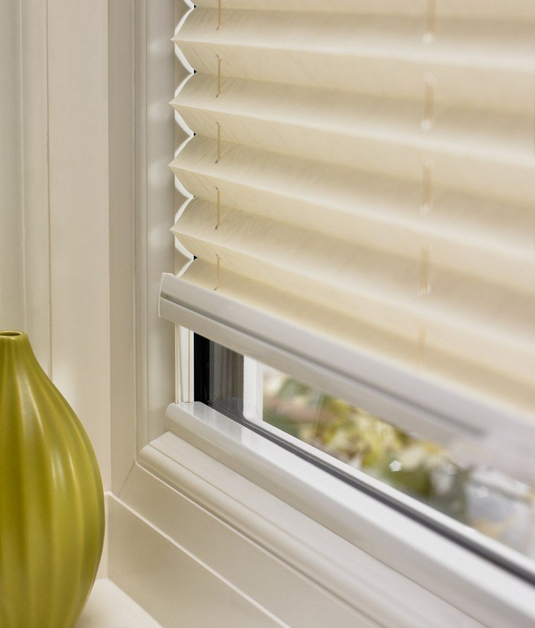 Proteção solar para janelas dentro de montagem plissada sem perfuração