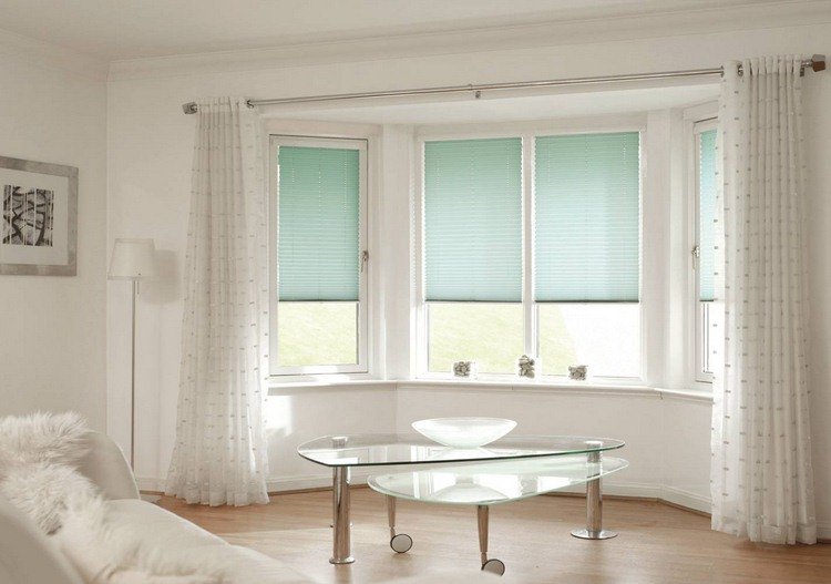 Proteção solar para janelas dentro da sala de estar plissada-verde-menta-branca