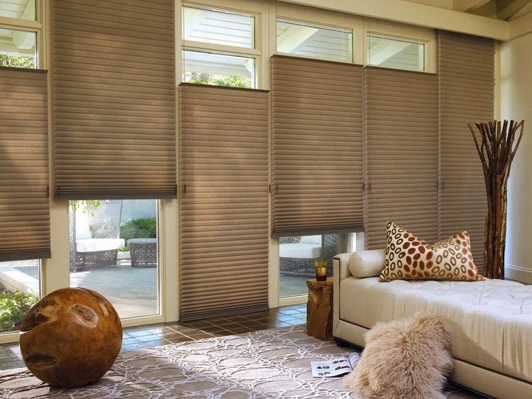 Proteção solar para janelas dentro da sala de estar plissada marrom-sem-perfuração