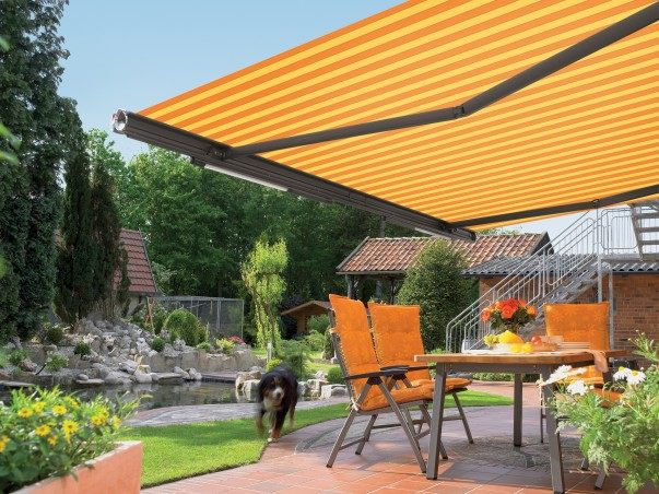 Toldos de proteção solar almofadas de assento laranja pátio água jardim