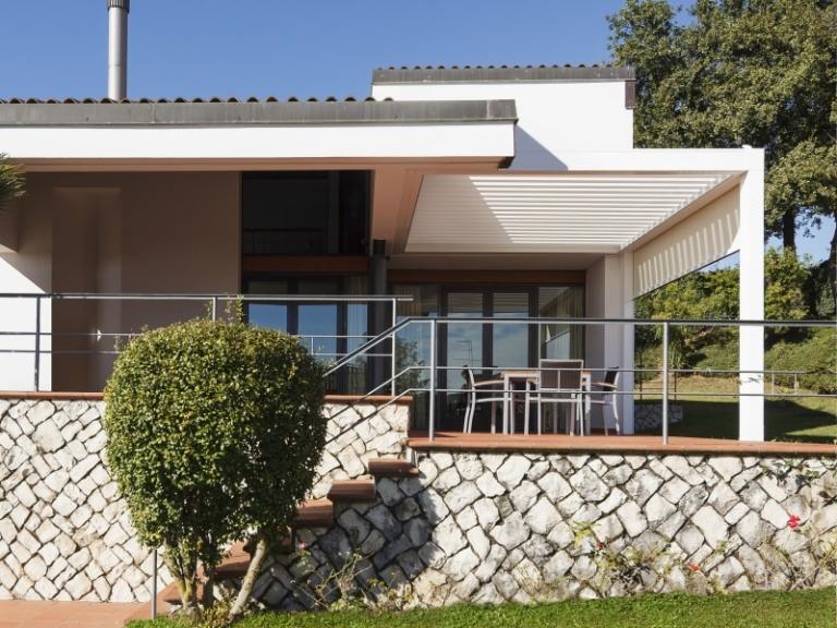 Proteção solar com cobertura de pátio pergolado-casa direta