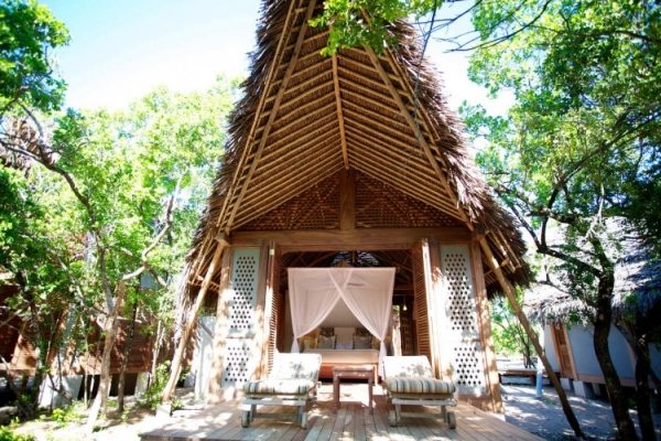 Villa luxuosa com telhado de colmo e piscina no terraço Moçambique