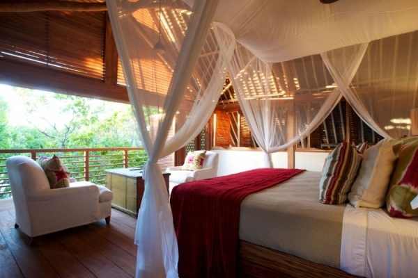 Retiro de luxo em quarto com cama de dossel na Ilha Vamizi