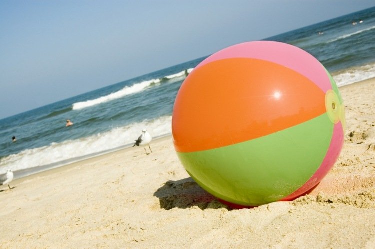 jogos na praia bola inflável jogando cores coloridas