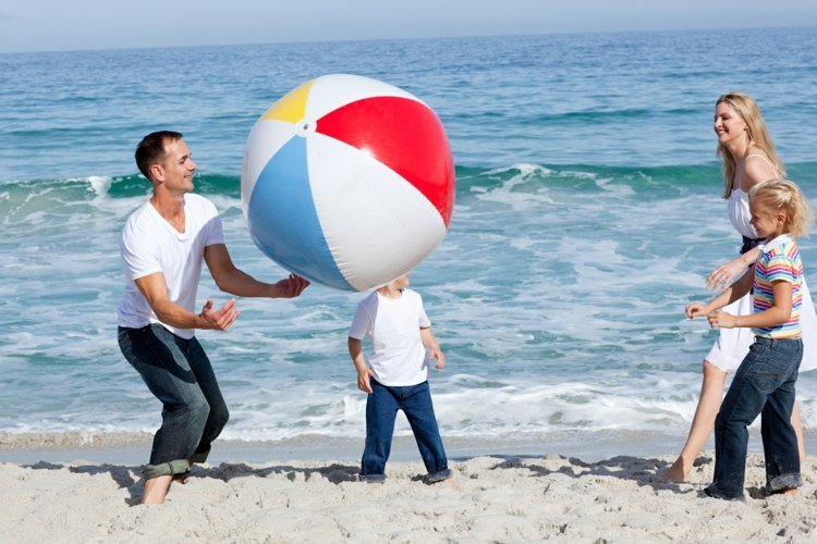 jogos na praia-lançamento-bola-jogo-ideia-família-excursão-mar