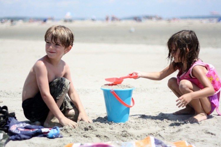 games-beach-sandcastle-building-classic-entertainment-summer-vacation