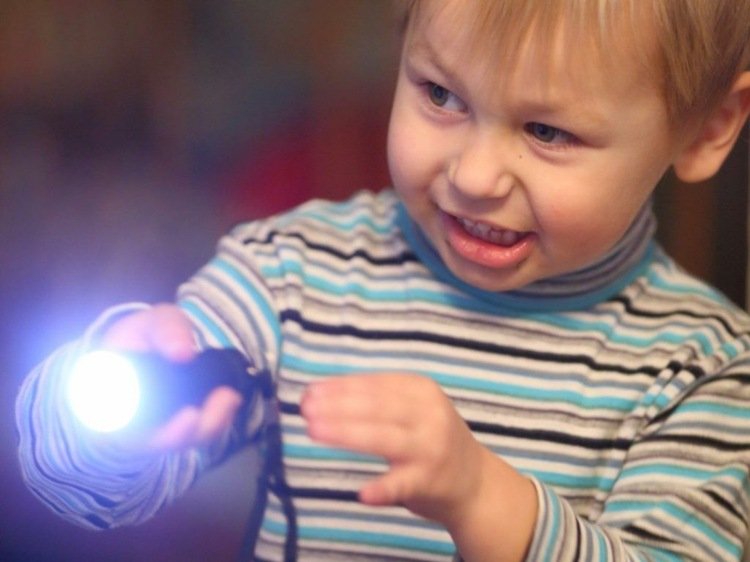 Hide and Seek com lanterna - jogos ao ar livre e escuro para crianças, adolescentes e adultos