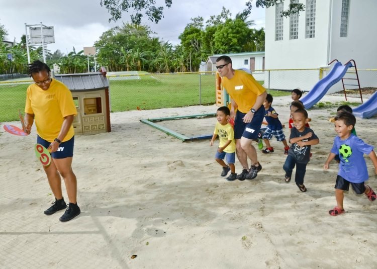 Jogando um jogo de semáforo com crianças e adultos ao ar livre