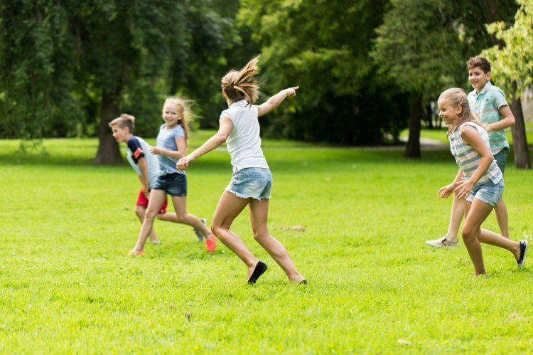 Jogos ao ar livre sem material - jogue bola como um clássico para crianças e adultos