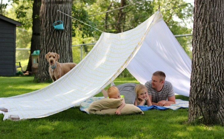 Canto de jogo no jardim -crianças-design-lençóis de tenda-família