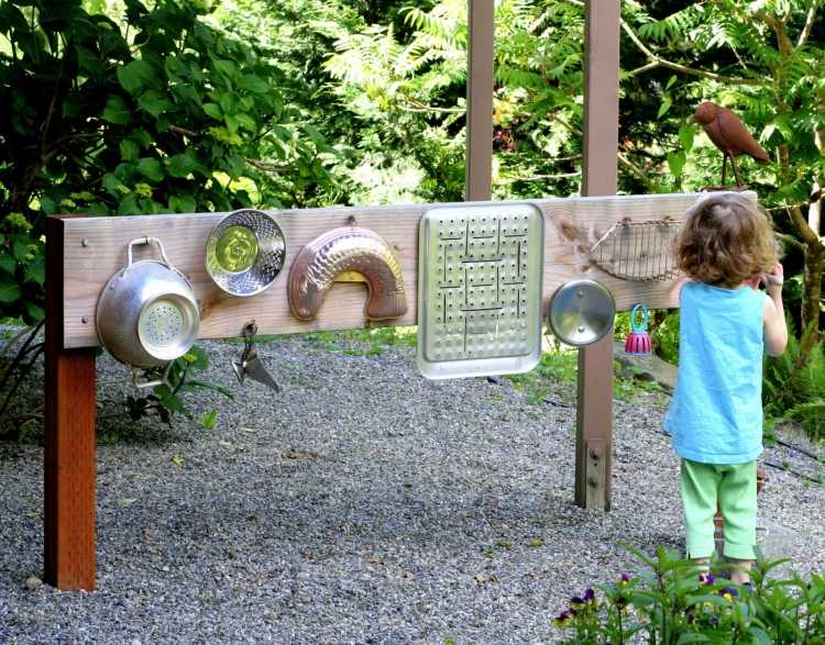 equipamento-jardim-crianças-brincando-barulhos-fazendo-pratos-de-metal-crianças-engraçado-alto