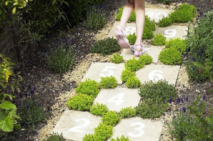 Equipamento de parque infantil, jardim, céu e ideias para pedras de piso de cavernas