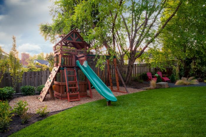 Equipamento de parque infantil, jardim, casa para crianças, parede de escalada, área relvada