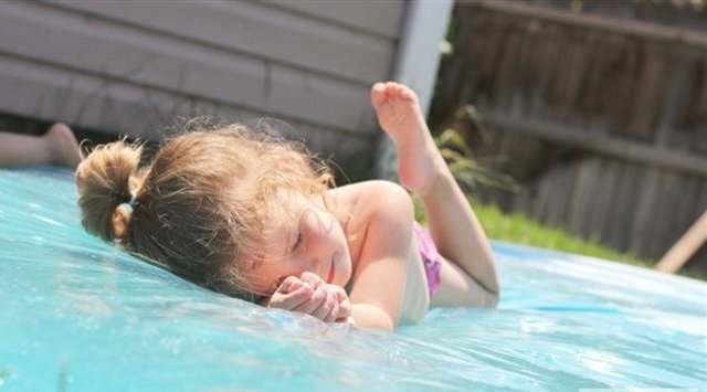 Construa seu próprio toboágua, ideias divertidas de verão para meninas