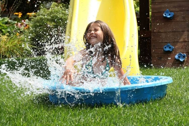 water-slide-garden-home-girl-planchen-water-gramado-fun-summer-slide-garden