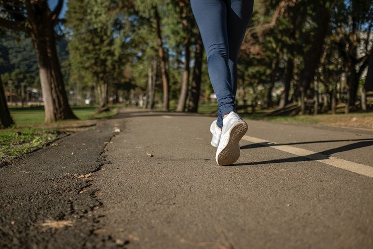 a melhor hora para correr de manhã ou à noite