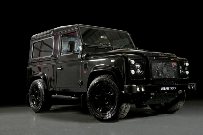 Land Rover Defender ajustando jantes de tinta preta