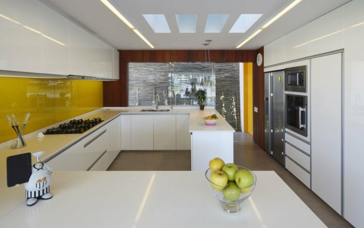 Proteção contra respingos-fogão-vidro acrílico-plástico-amarelo-superfície de trabalho-vidro-portas-tigela de frutas-maçãs-geladeira-relógio de parede-iluminação de teto