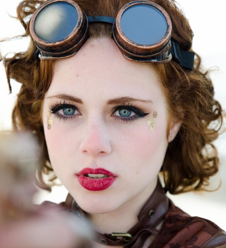 Ideias de maquiagem Steampunk para mulheres com olhos de gato e lábios vermelhos