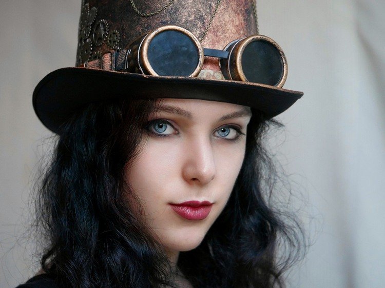 Ideias de maquiagem Steampunk para mulheres com lábios vermelhos e olhos de gato
