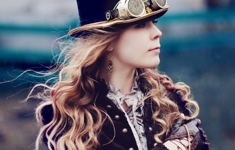 Penteados Steampunk para mulheres com cachos soltos em estilo vitoriano