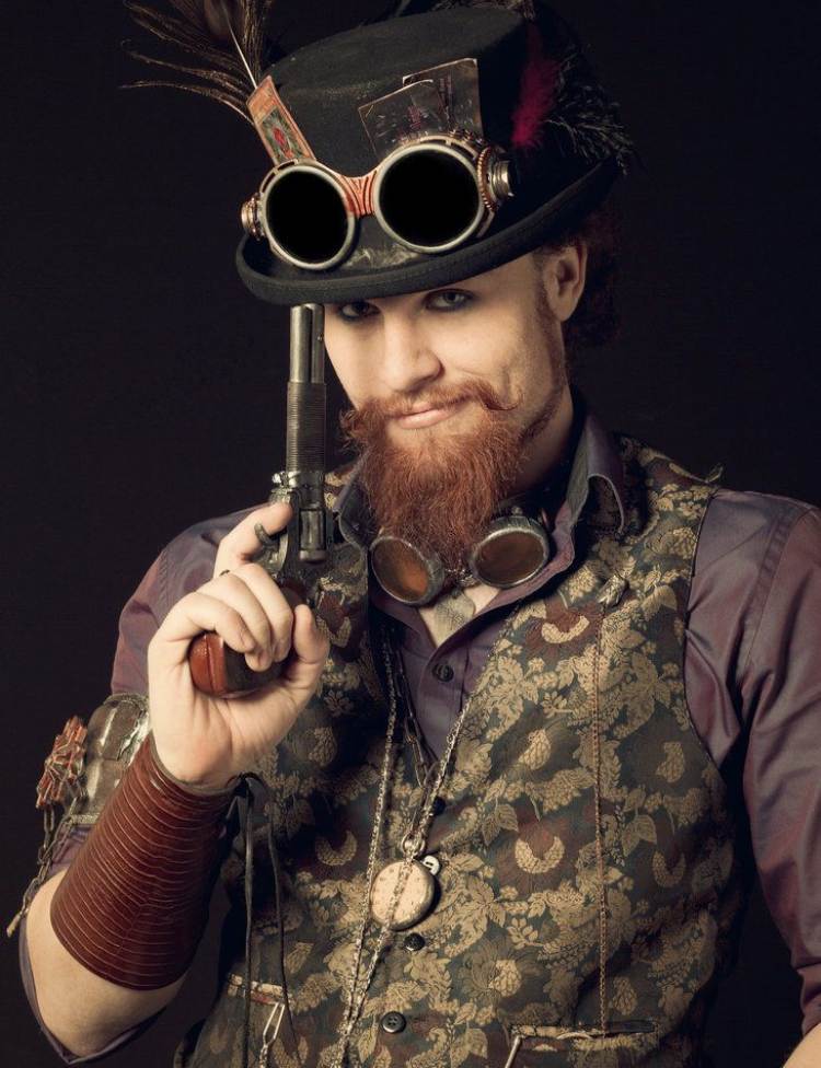 Homem Steampunk maquiando-se para se vestir de caçador para o carnaval