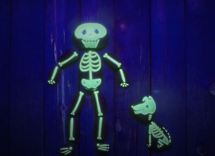 Pintando pedras com tinta fluorescente para o Halloween - esqueleto com cachorro