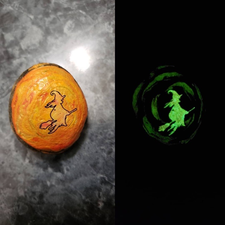 Pinte pedras com tinta luminosa para o Halloween - bruxa voando em uma vassoura