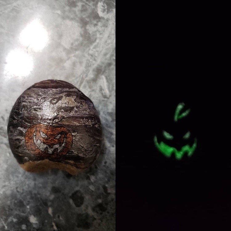 Abóbora brilhando no escuro em uma pedra para o Halloween