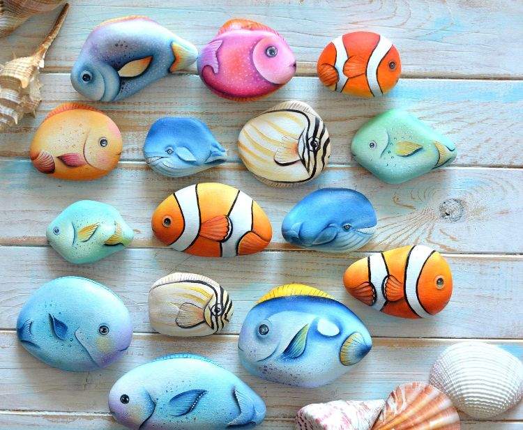 Pedras pintadas e peixes desenham ideias para decoração