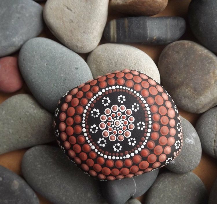 pintura pedras vermelho-castanho flores pontos mandala decoração circular