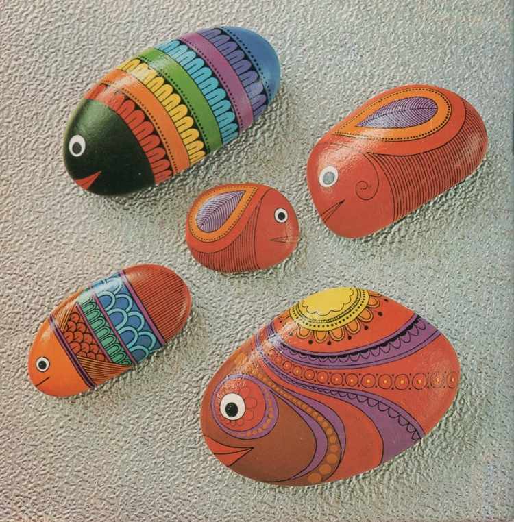 pedras pintando figuras de peixes padrão laranja