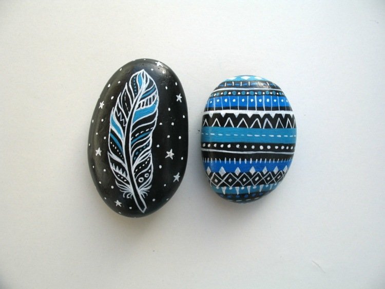 pintura pedras penas estrelas pretas padrão asteca azul ziguezague