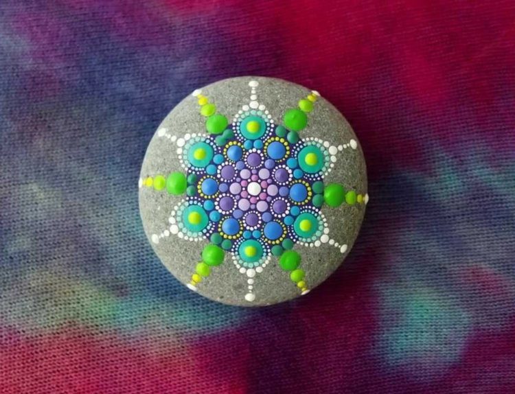 pintura pedras instruções mandala vídeo verde azul roxo