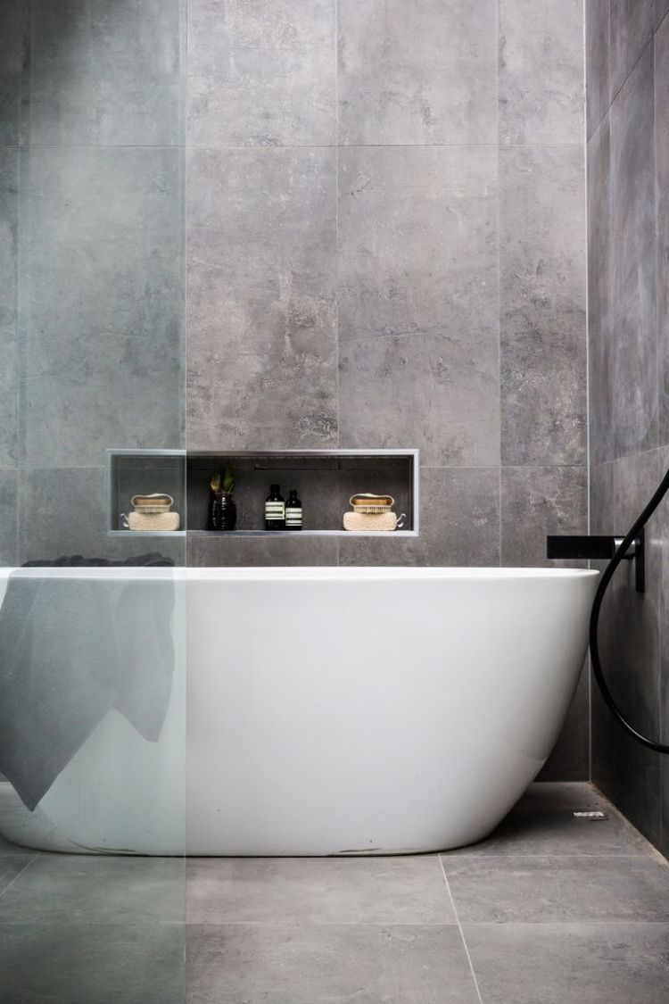 Banheiro de azulejos de pedra - cinza-minimalista-branco-banheira-independente
