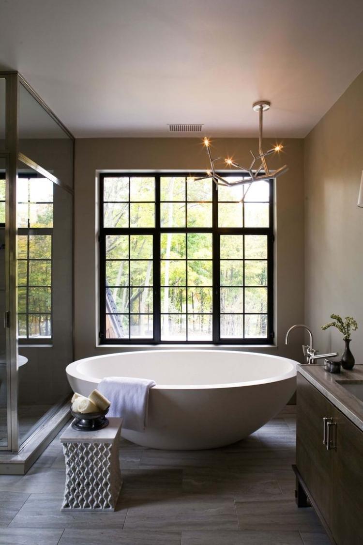 Banheiro de azulejos de pedra - moderno-janela-banheira-free-standing-white