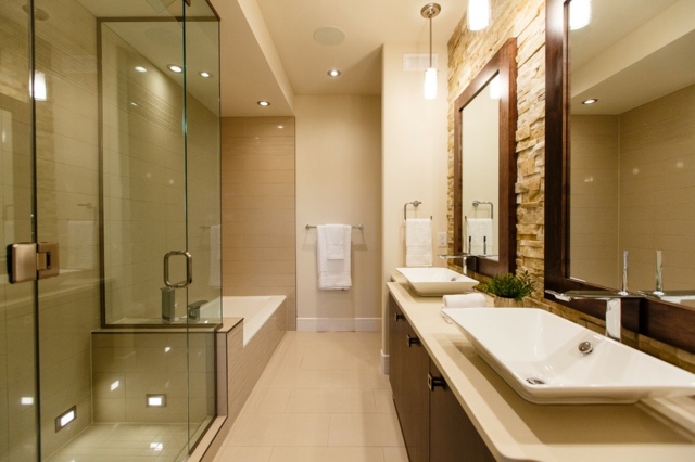 Projete um banheiro estreito com pedra natural sem janela