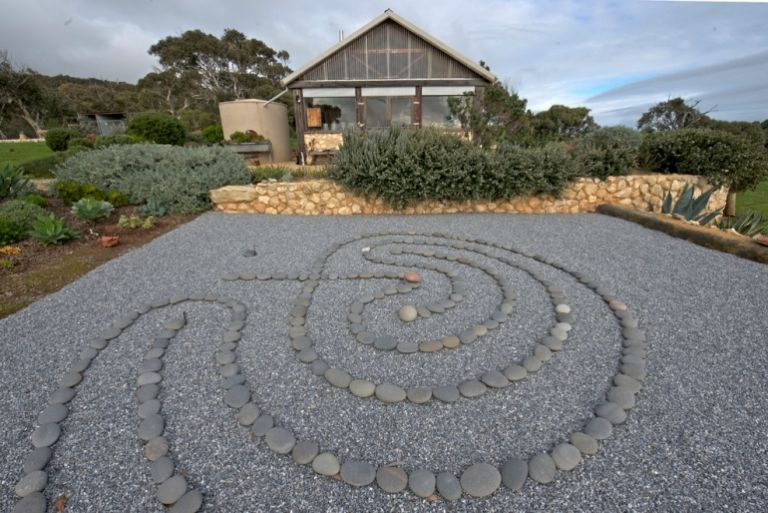 Rock-jardim-lay-modern-ornamental-cascalho-river stones-spiral