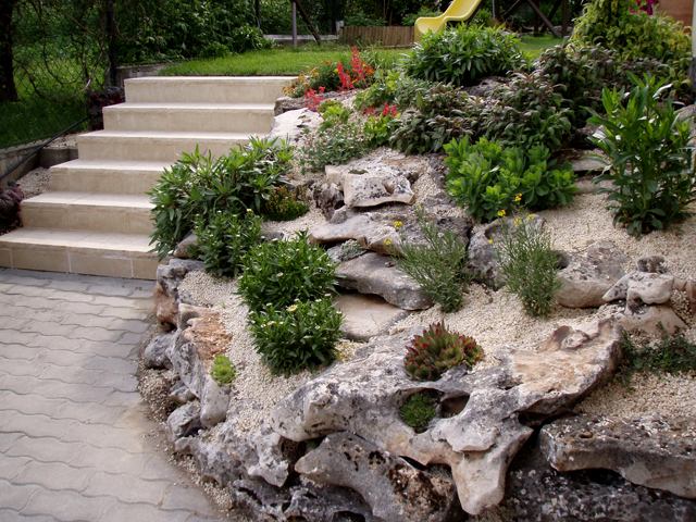 Criar jardim de pedras selecionar plantas declive escadas solo de cascalho coberto
