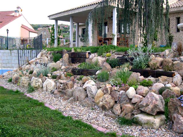 Criar exemplo de cascalho de grama ornamental de inclinação de casa de jardim de pedra