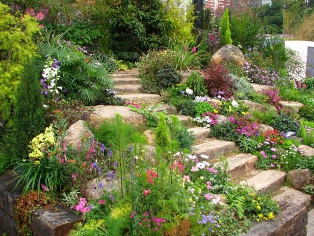 jardim declive escadas de pedra rochas plantas perenes