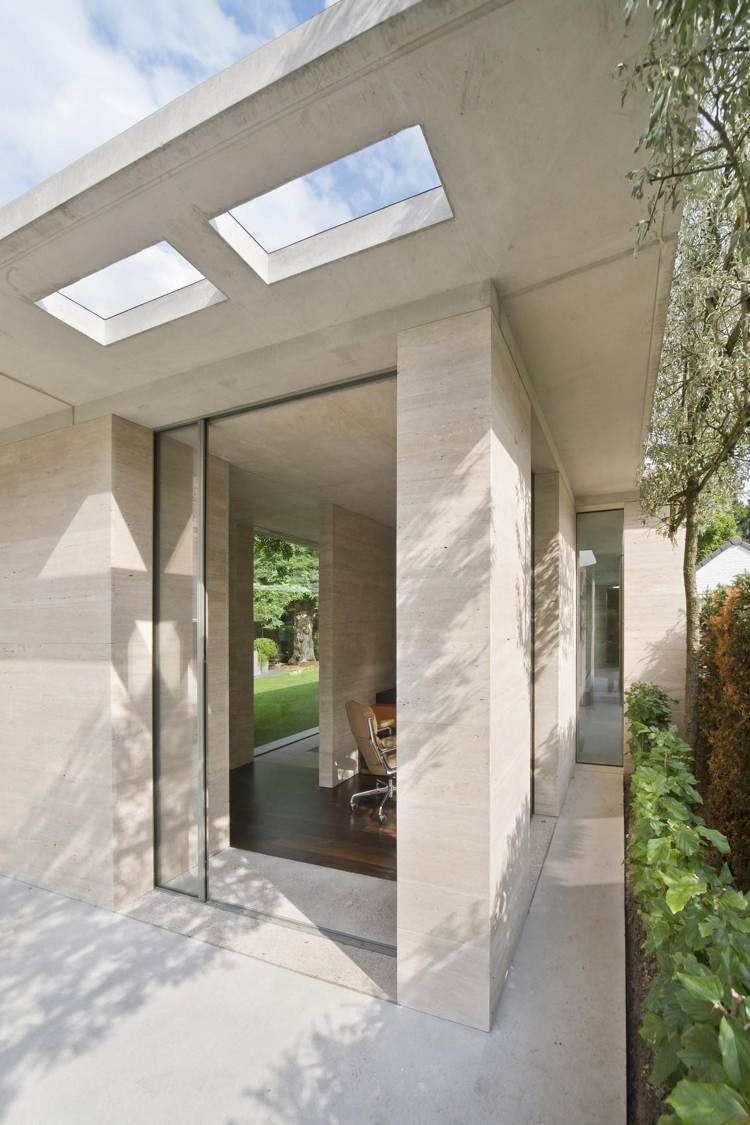 Revestimento de pedra para parede de pedra calcária moderna casa com janelas do chão ao teto jardim