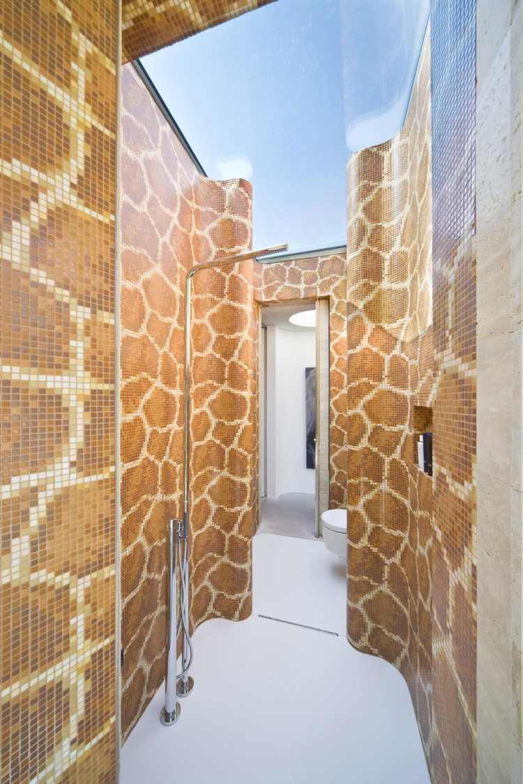 banheiro moderno mosaico de azulejos padrão girafa chuveiro parede de vidro