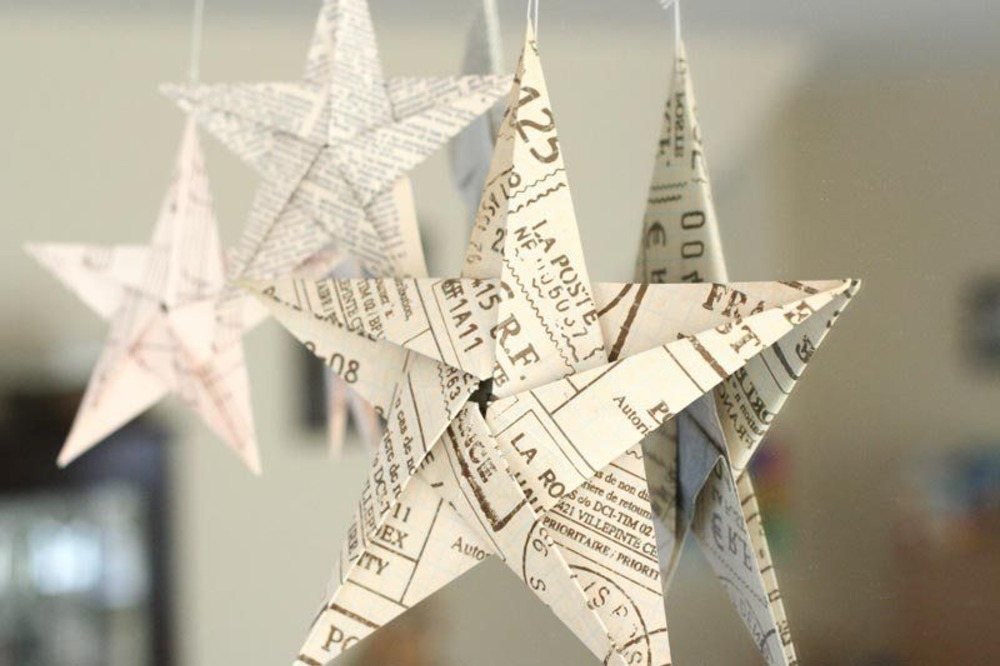 Estrelas de papel dobrado em estilo origami de diferentes folhas penduradas na sala de estar