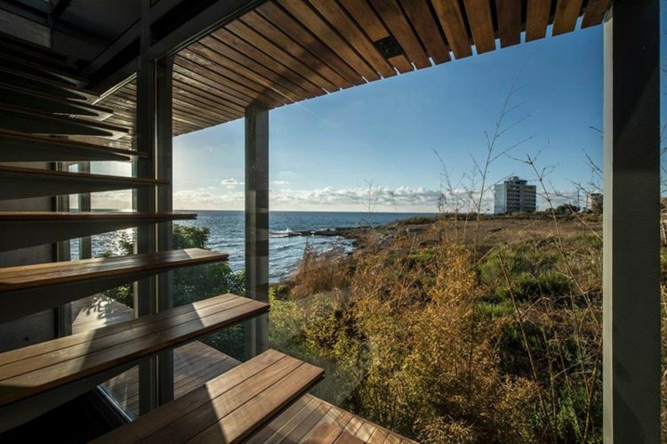 casa de praia estilo mediterrâneo escadas de madeira revestimento moderno ao ar livre