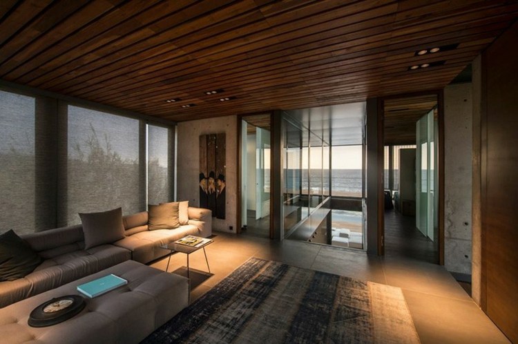 estilo mediterrâneo, casa de praia, sofá de vidro, banquinho, mesa lateral de carpete