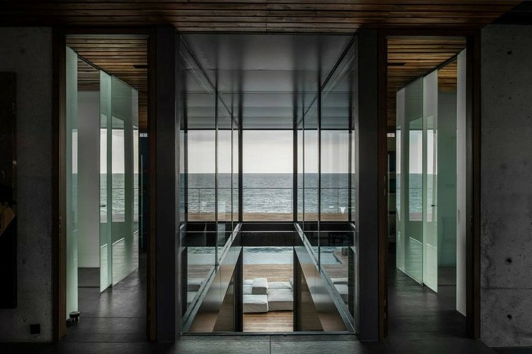 estilo mediterrâneo casa de praia corredor escadas de concreto de vidro parquet