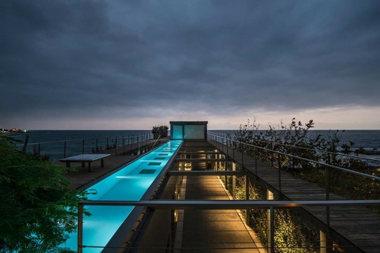 estilo mediterrâneo casa de praia piscina esportes parquet iluminação noite mar