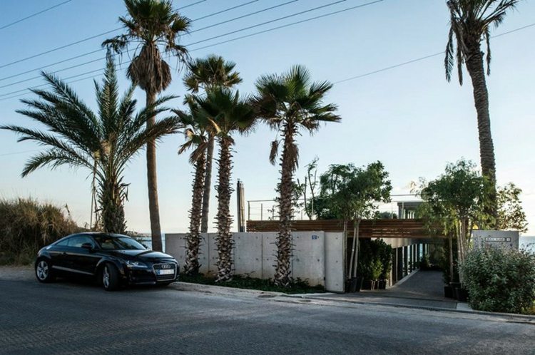 Casa de praia estilo mediterrâneo entrada audi palmeiras jardim moderno