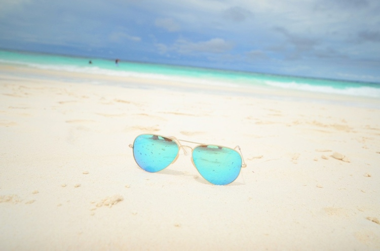 roupa de praia-e-acessórios-óculos-de-sol-proteção para os olhos-sol-areia